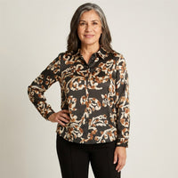 Blusa Camisera Negra con Estampado Floral y Manga Larga en modelo adulta