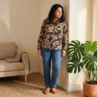 Blusa Camisera Negra con Estampado Floral y Manga Larga lifestyle