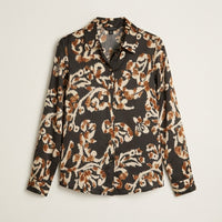 Blusa Camisera Negra con Estampado Floral y Manga Larga en plano
