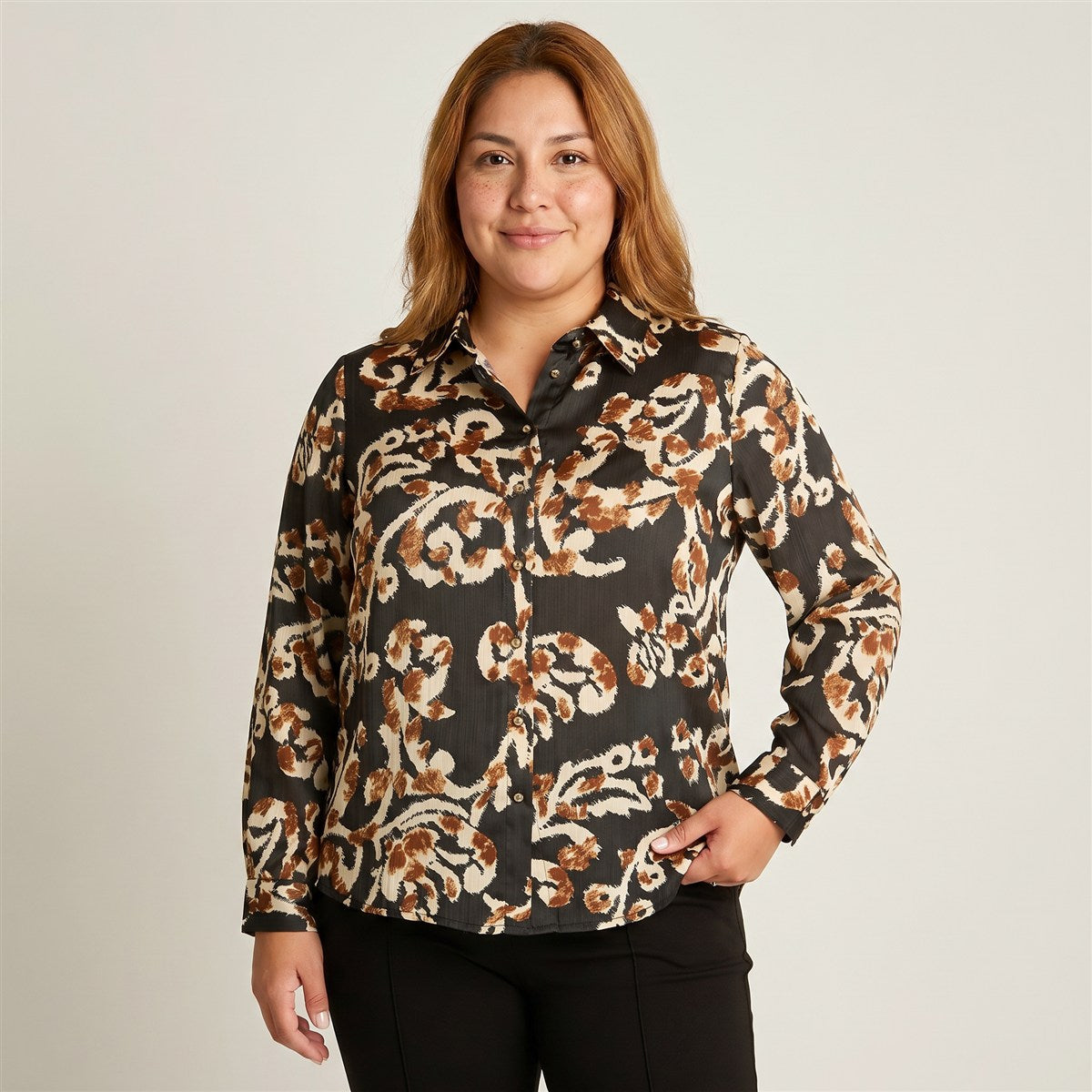 Blusa Camisera Negra con Estampado Floral y Manga Larga en modelo plus size