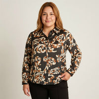 Blusa Camisera Negra con Estampado Floral y Manga Larga en modelo plus size