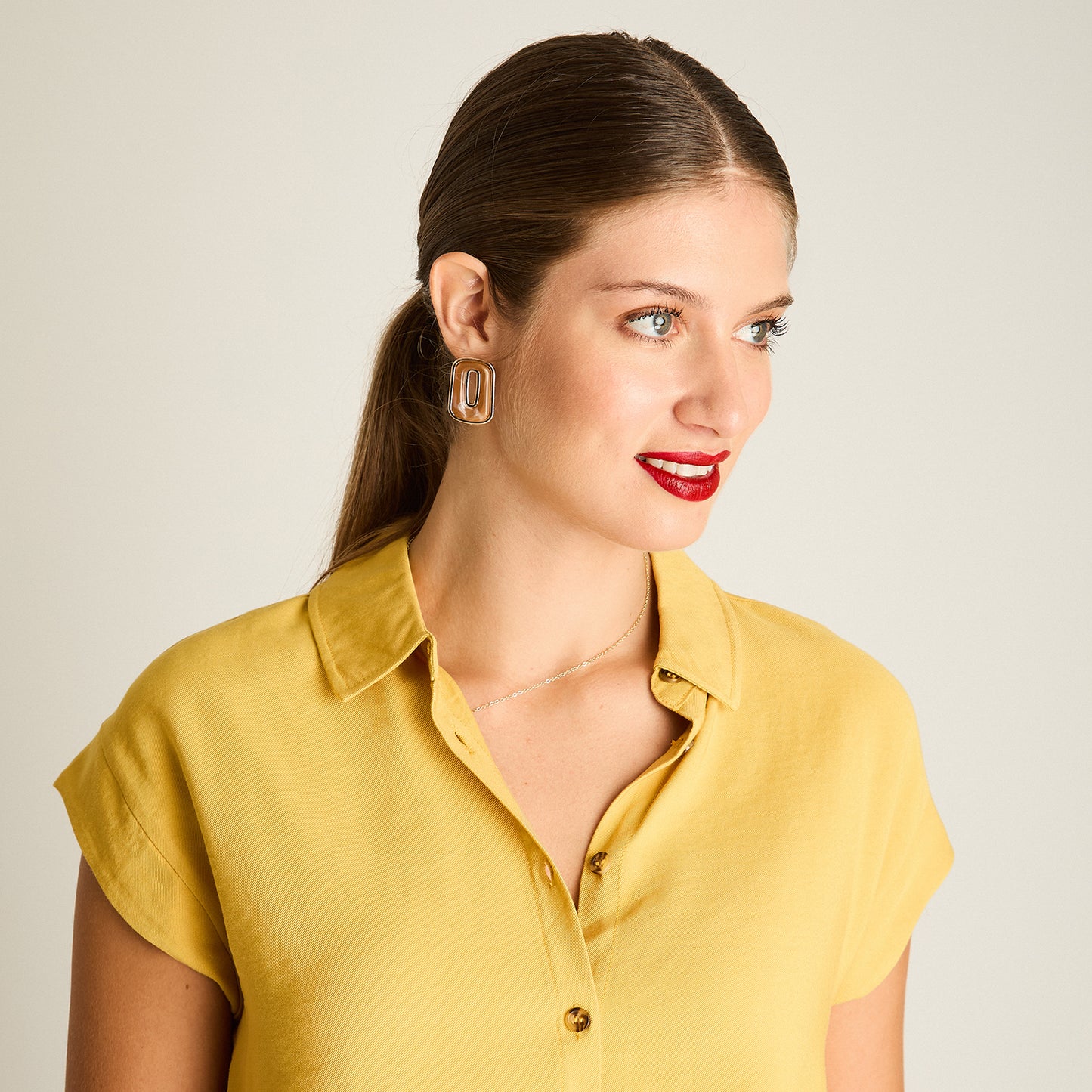 Blusa Mostaza Manga Corta Elasticidad Nula Sin Forro Calce Normal Tela Plano