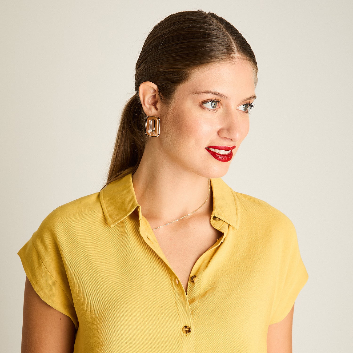 Blusa Mostaza Manga Corta Elasticidad Nula Sin Forro Calce Normal Tela Plano