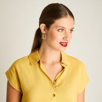 Blusa Mostaza Manga Corta Elasticidad Nula Sin Forro Calce Normal Tela Plano