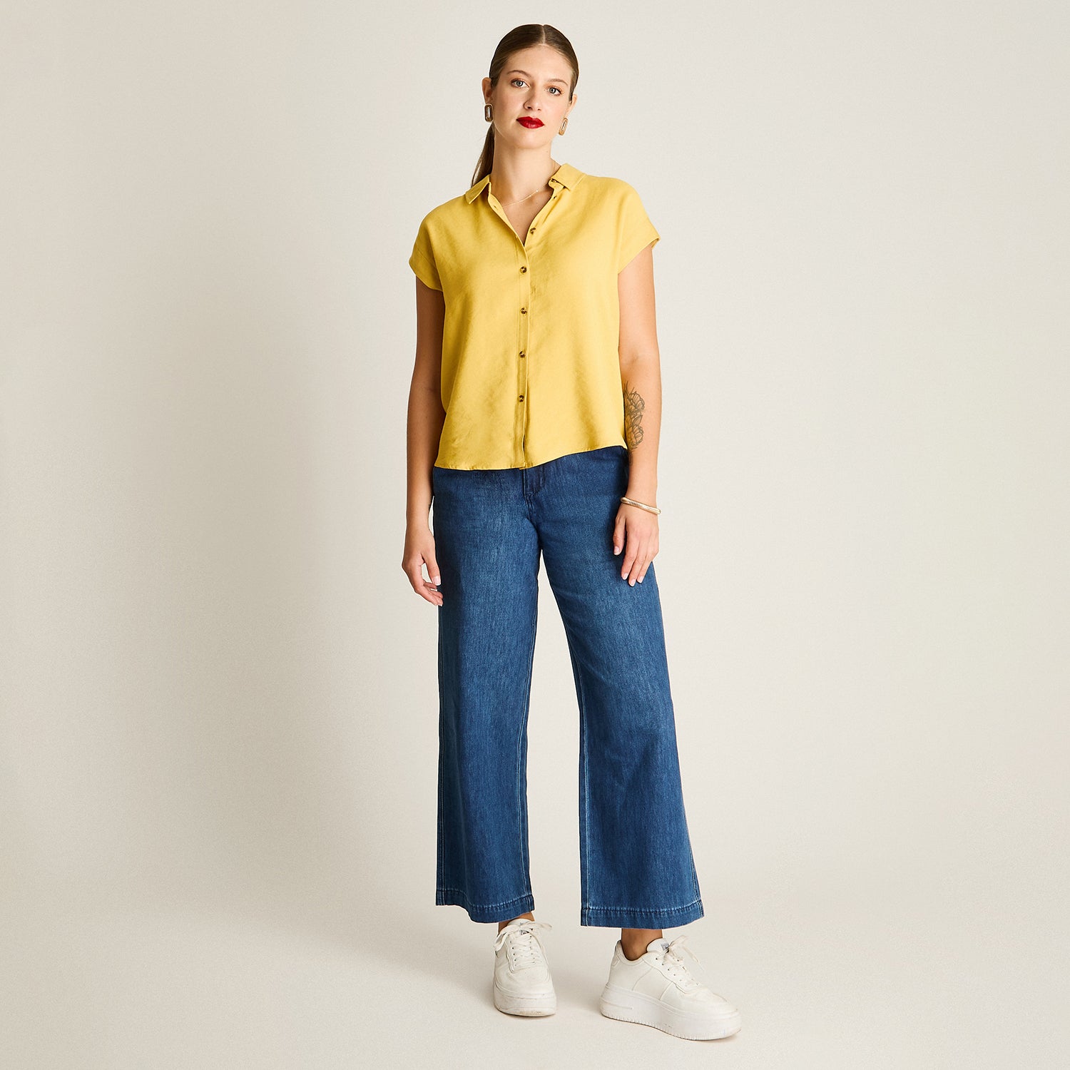 Blusa Mostaza Manga Corta Elasticidad Nula Sin Forro Calce Normal Tela Plano