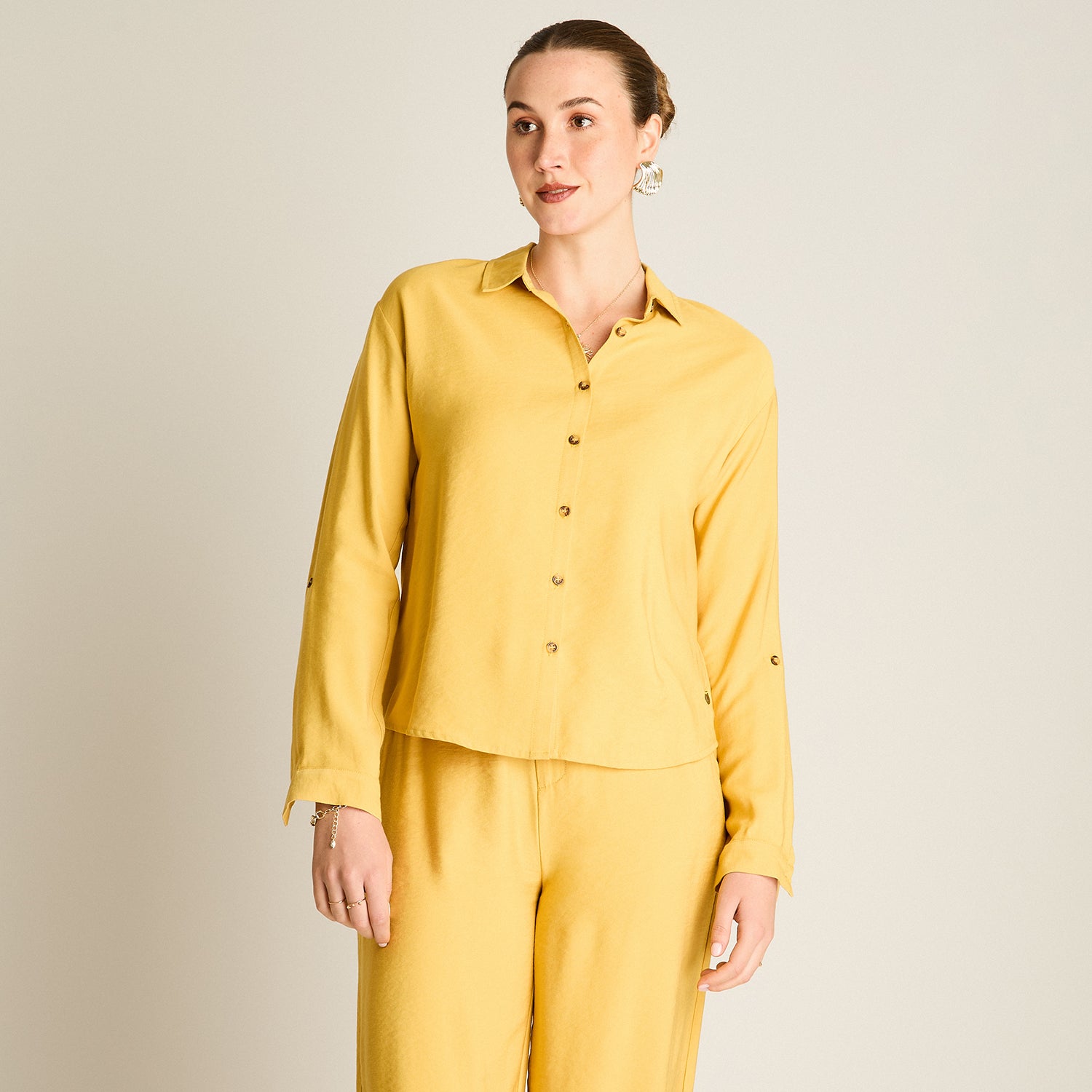 Blusa Mostaza Manga Larga Elasticidad Nula Sin Forro Calce Normal Tela Plano