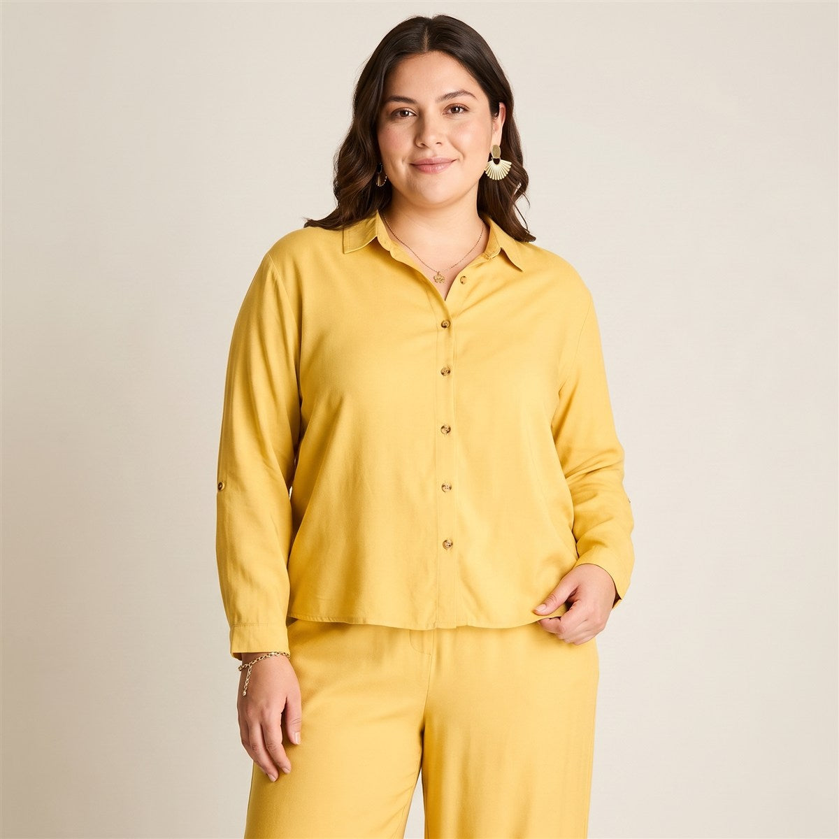 Blusa Mostaza Abotonada con Cuello Camisero en modelo plus size