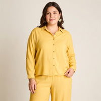 Blusa Mostaza Abotonada con Cuello Camisero en modelo plus size