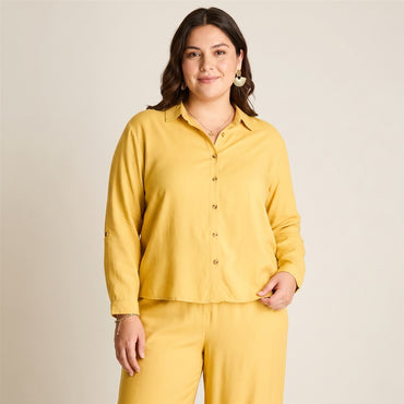 Blusa Mostaza Abotonada con Cuello Camisero en modelo plus size