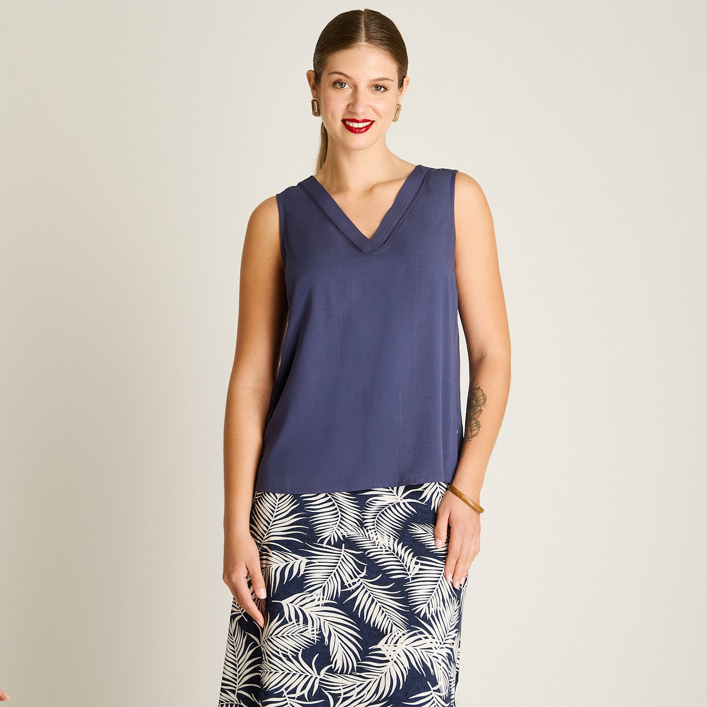 Blusa Azul Sin Mangas Elasticidad Nula Sin Forro Calce Normal Tela Plano