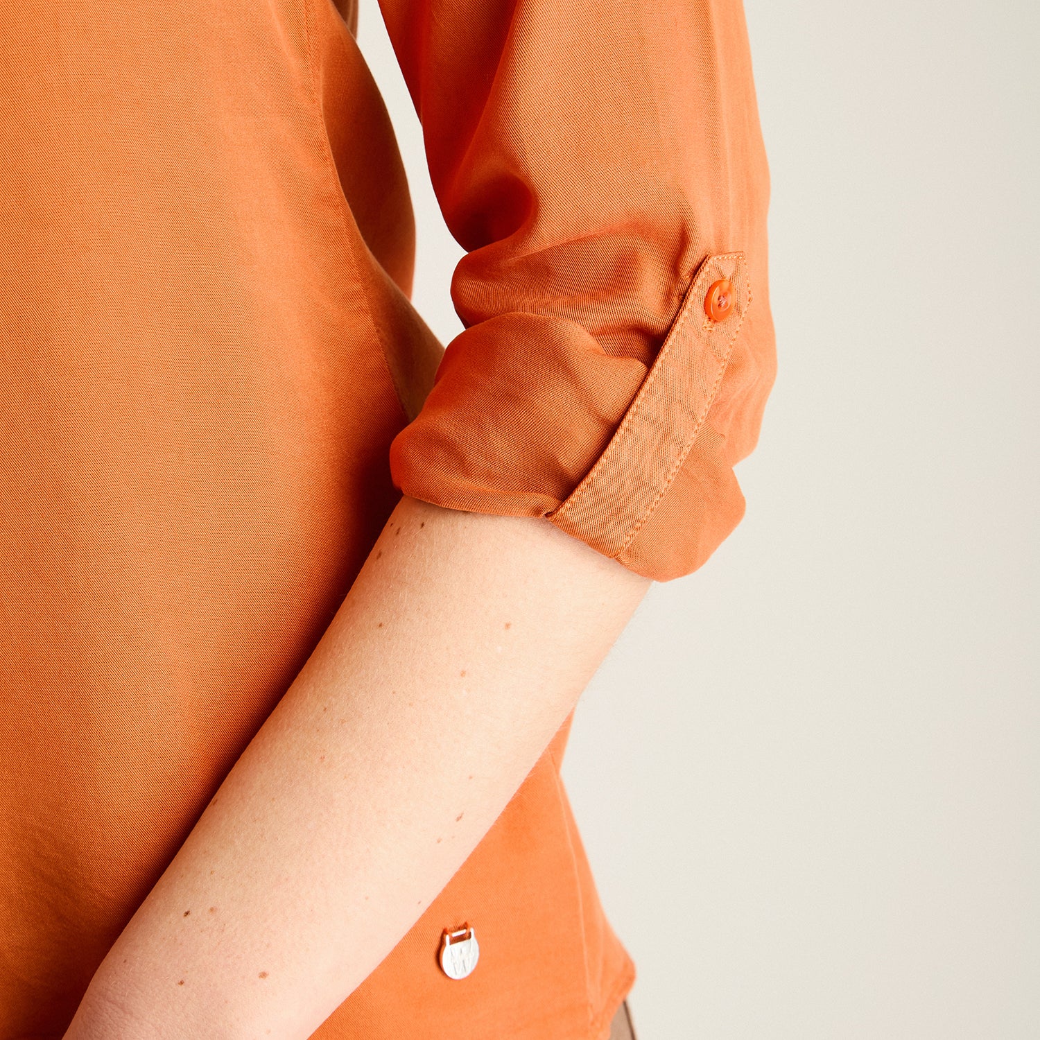 Blusa Terracota Manga Larga Elasticidad Nula Sin Forro Calce Normal Tela Plano