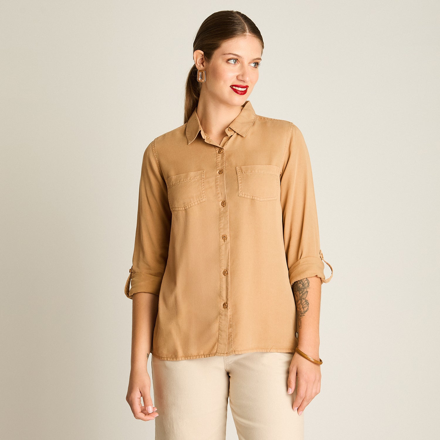 Blusa Camel Manga Larga Elasticidad Nula Sin Forro Calce Normal Tela Plano