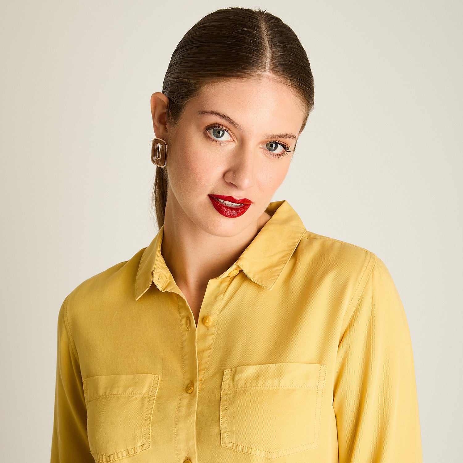 Blusa Mostaza Manga Larga Elasticidad Nula Sin Forro Calce Normal Tela Plano