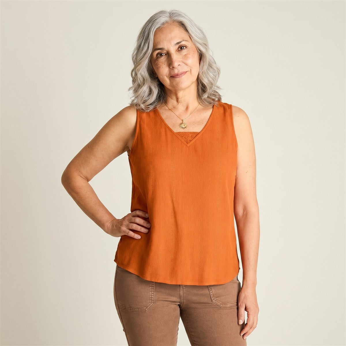 Blusa Naranjo Sin Mangas con Detalle de Macramé en Escote en modelo adulta