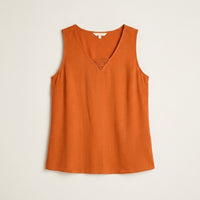 Blusa Naranjo Sin Mangas con Detalle de Macramé en Escote en plano