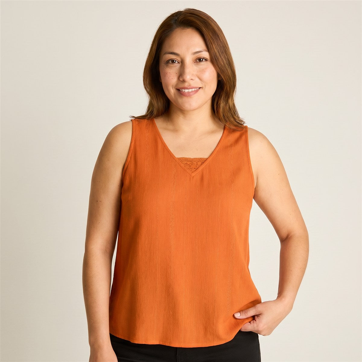 Blusa Naranjo Sin Mangas con Detalle de Macramé en Escote en modelo plus size