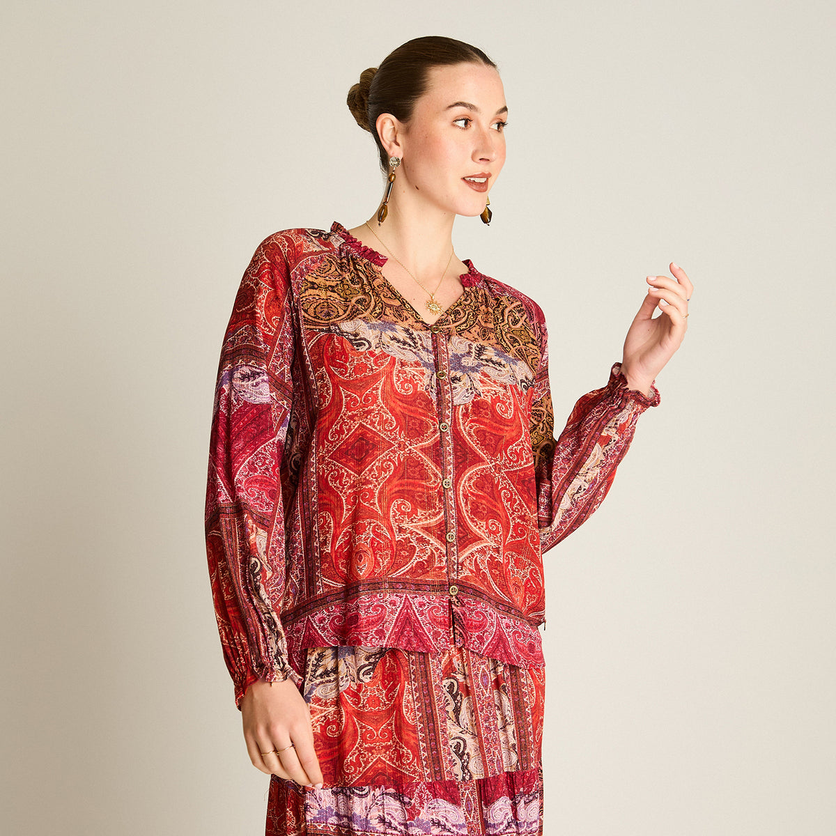 Blusa Terracota Estampada con Botones y Cuello Mao