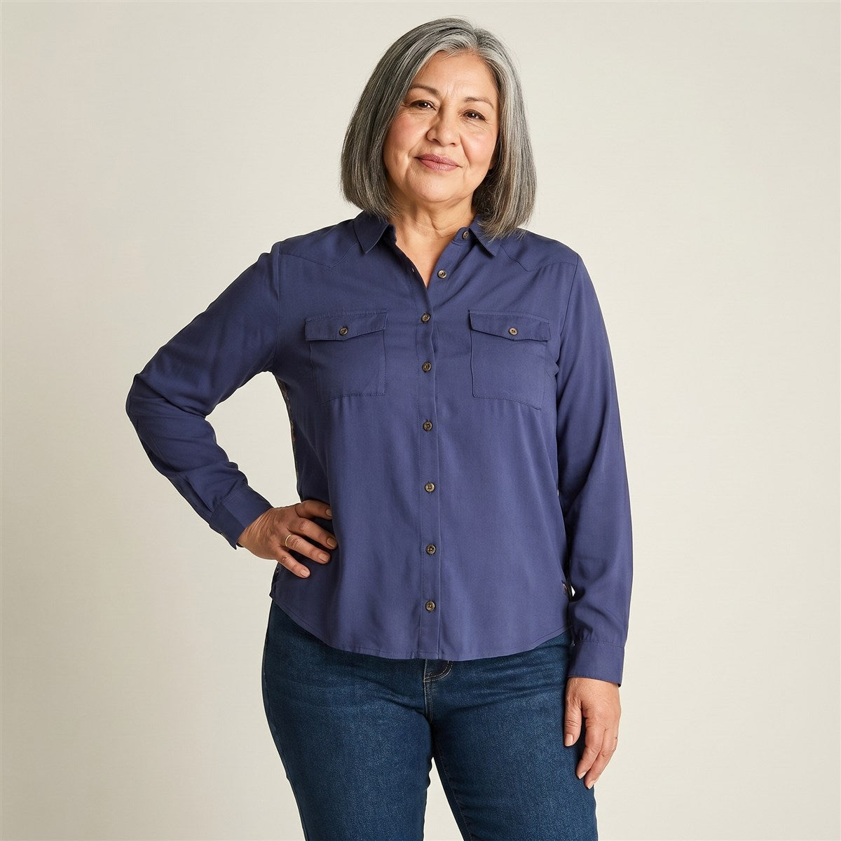 Blusa Camisera Azul Mix Fabric con Espalda Estampada en modelo adulta