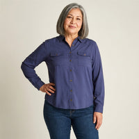 Blusa Camisera Azul Mix Fabric con Espalda Estampada en modelo adulta