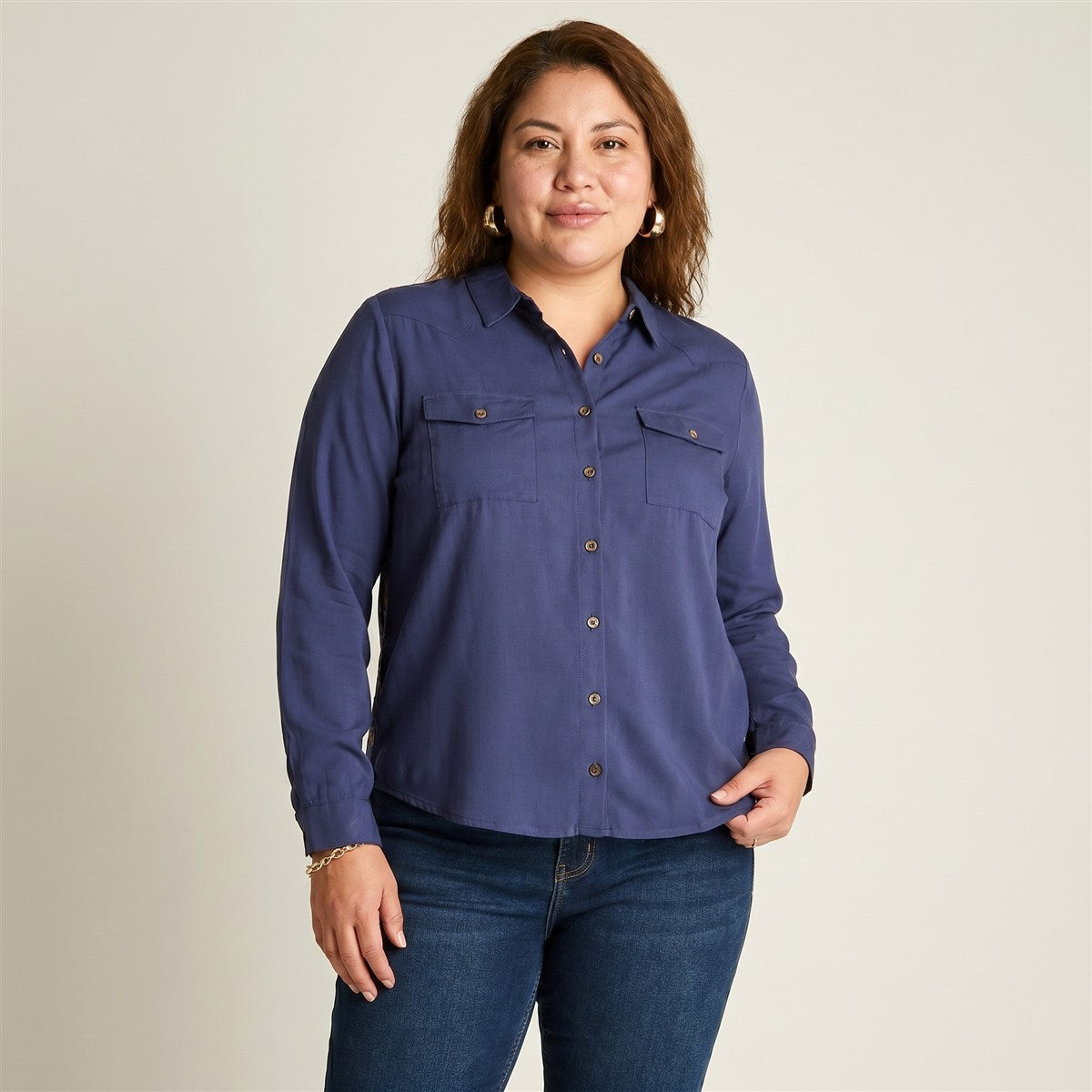 Blusa Camisera Azul Mix Fabric con Espalda Estampada en modelo plus size