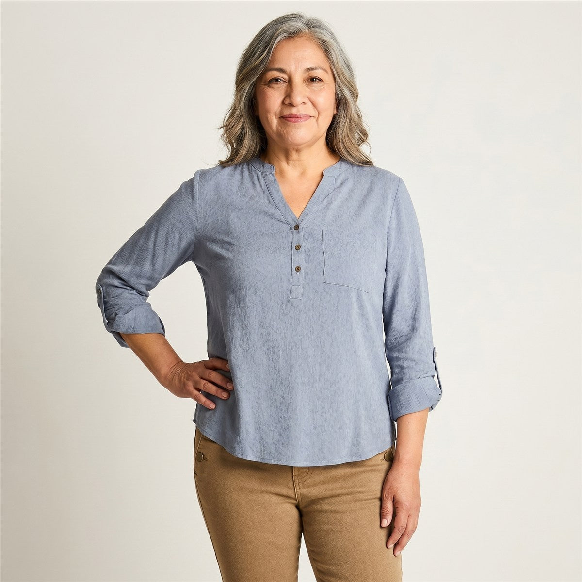 Blusa Ãndigo Cuello Mao con Manga Roll Up en modelo adulta