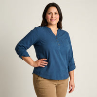 Blusa Ãndigo Cuello Mao con Manga Roll Up en modelo plus size