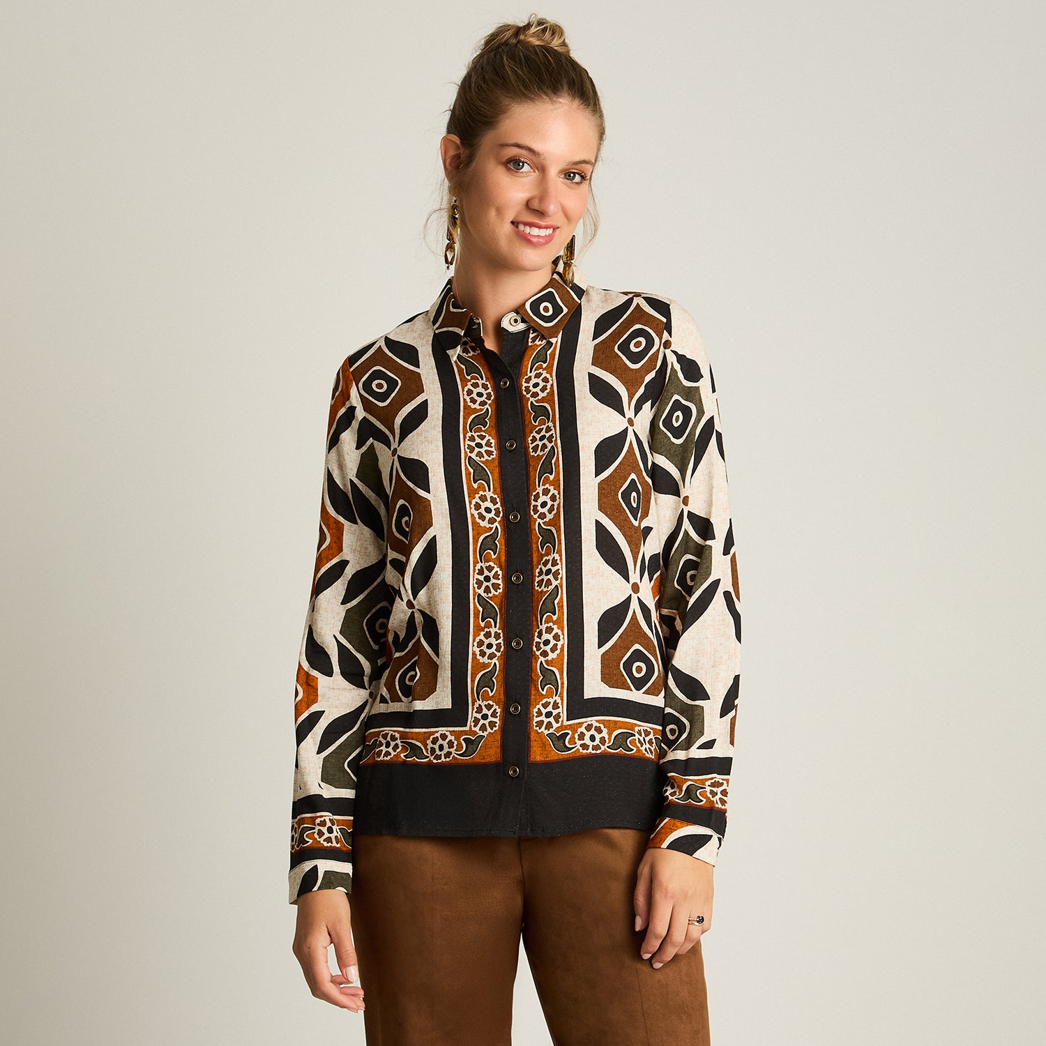 Blusa Camel Manga Larga Elasticidad Nula Sin Forro Calce Normal Tela Plano