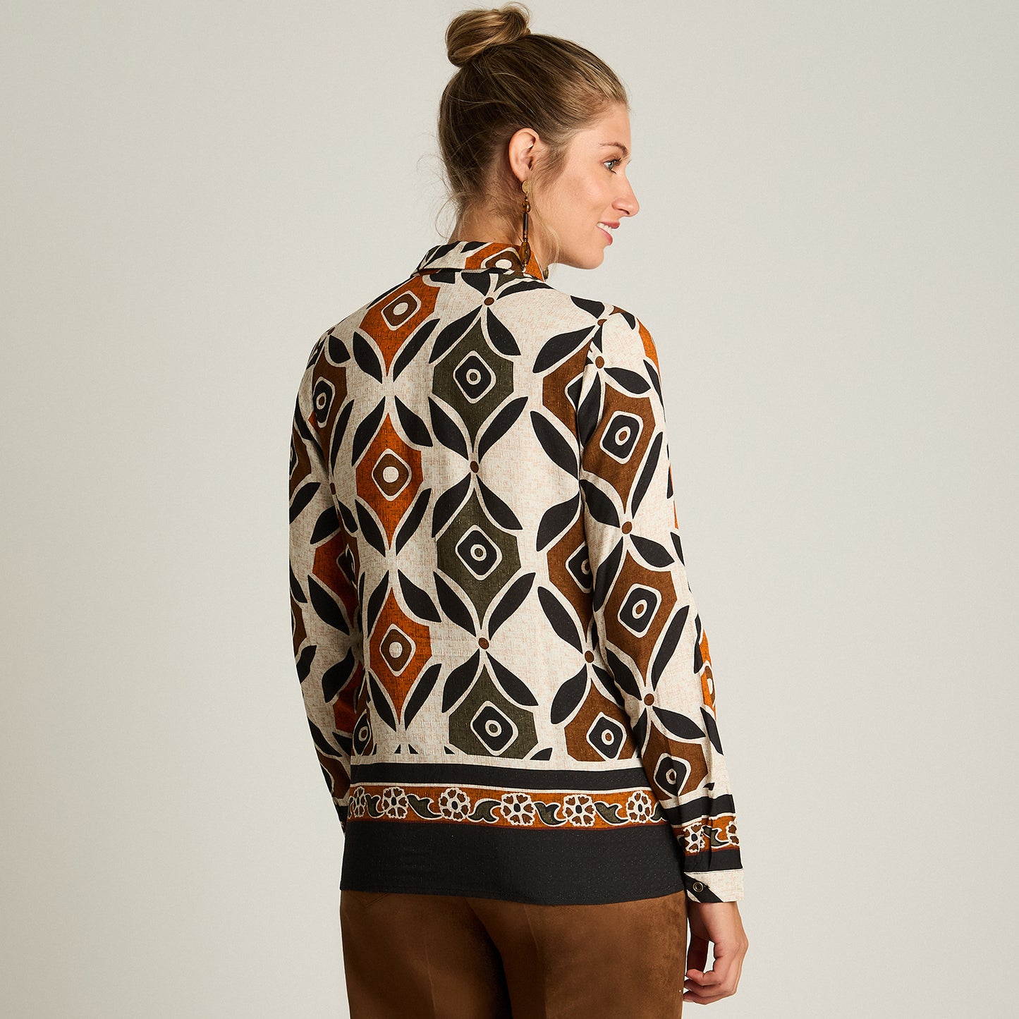 Blusa Camel Manga Larga Elasticidad Nula Sin Forro Calce Normal Tela Plano