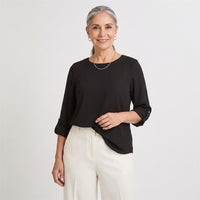 Blusa Lisa Escote Redondo Manga Roll Up Negro en modelo adulta