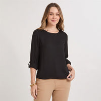 Blusa Lisa Escote Redondo Manga Roll Up Negro en modelo plus size