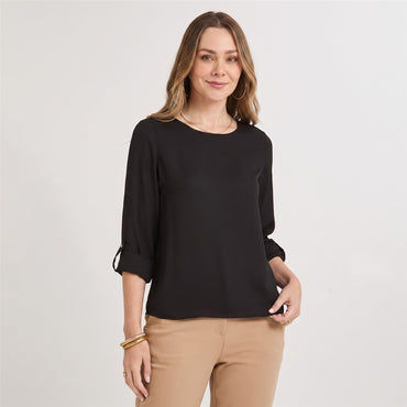 Blusa Lisa Escote Redondo Manga Roll Up Negro en modelo plus size