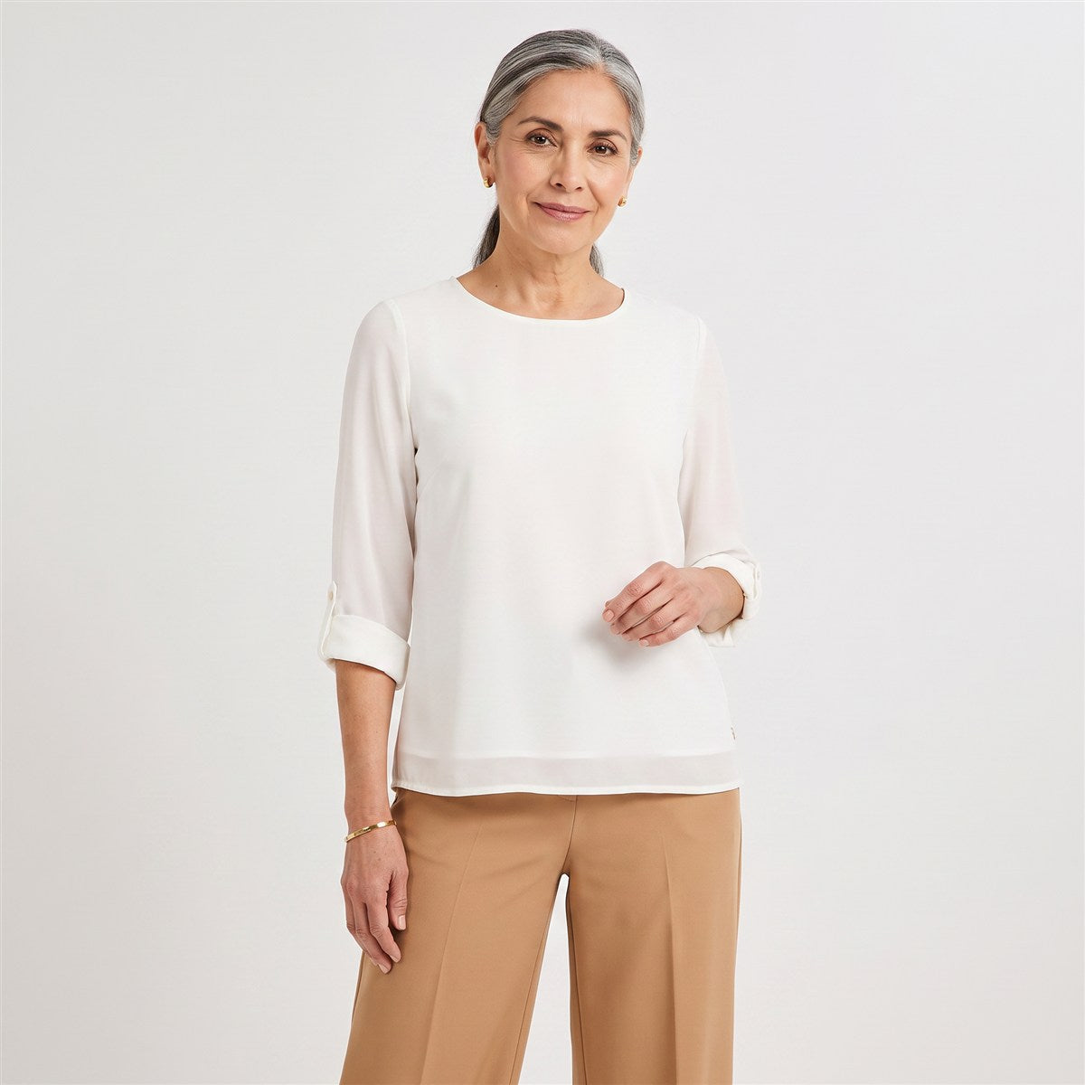 Blusa Lisa Escote Redondo Manga Roll Up Blanco en modelo adulta
