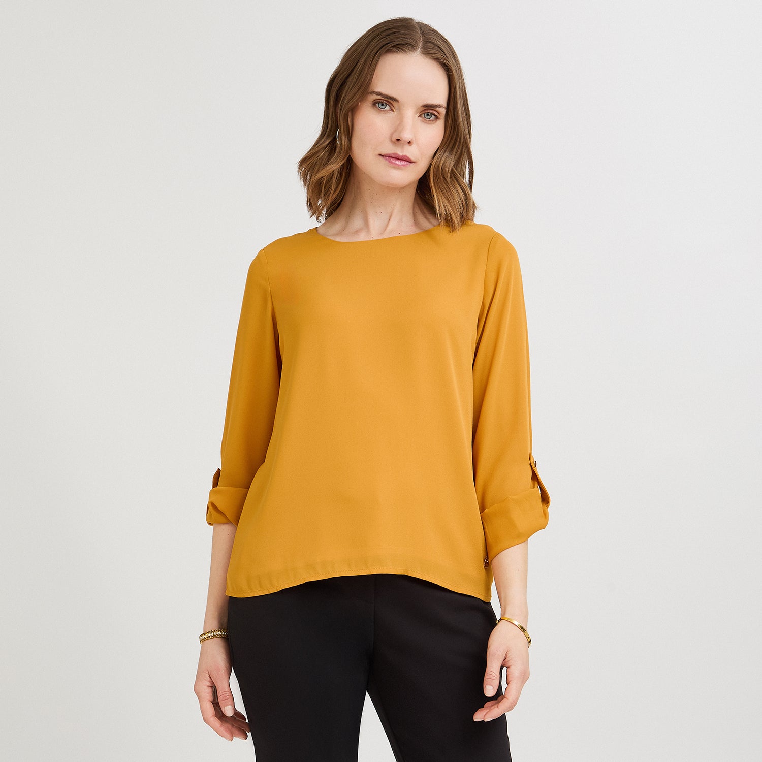 Blusa Lisa Escote Redondo Manga Roll Up Mostaza