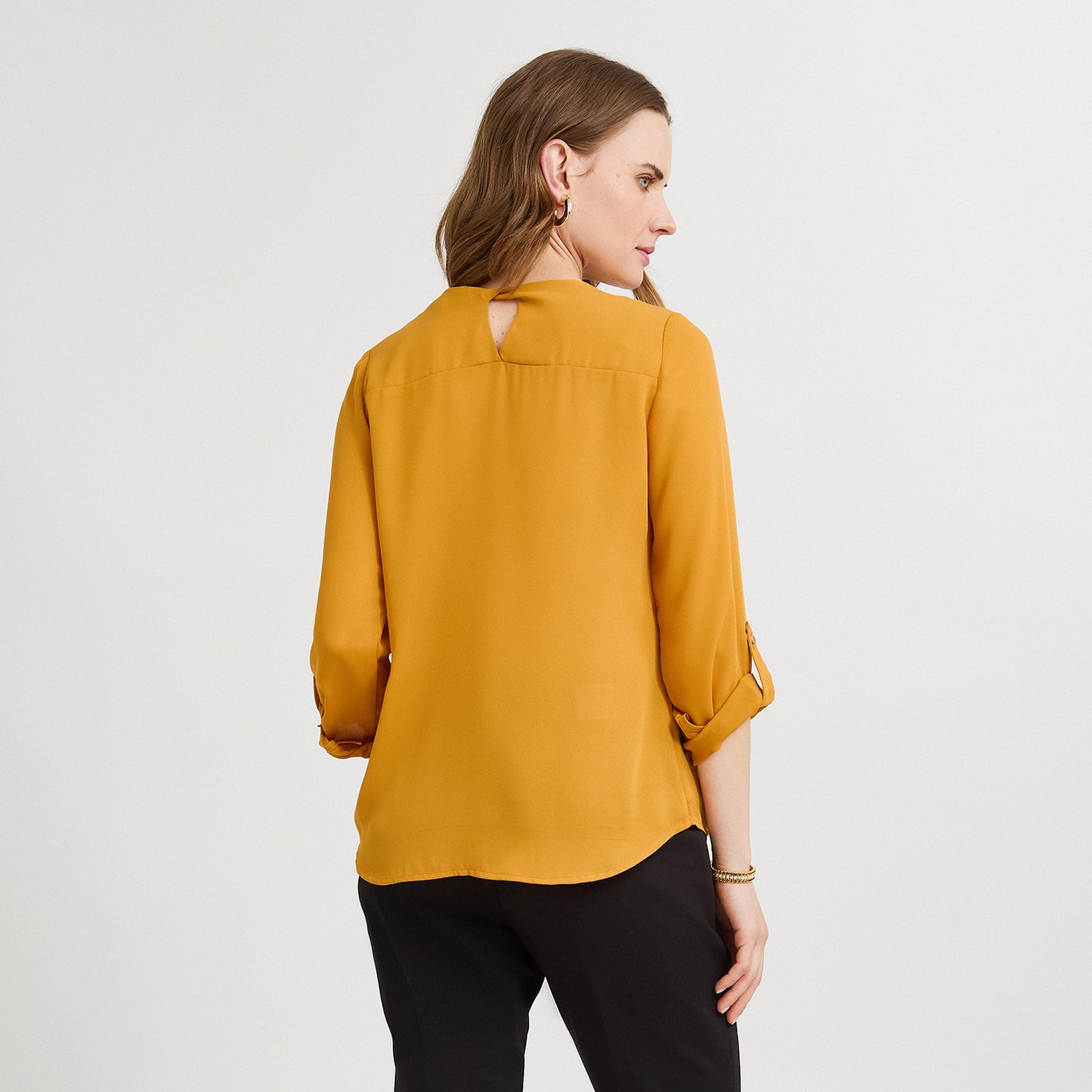 Blusa Lisa Escote Redondo Manga Roll Up Mostaza