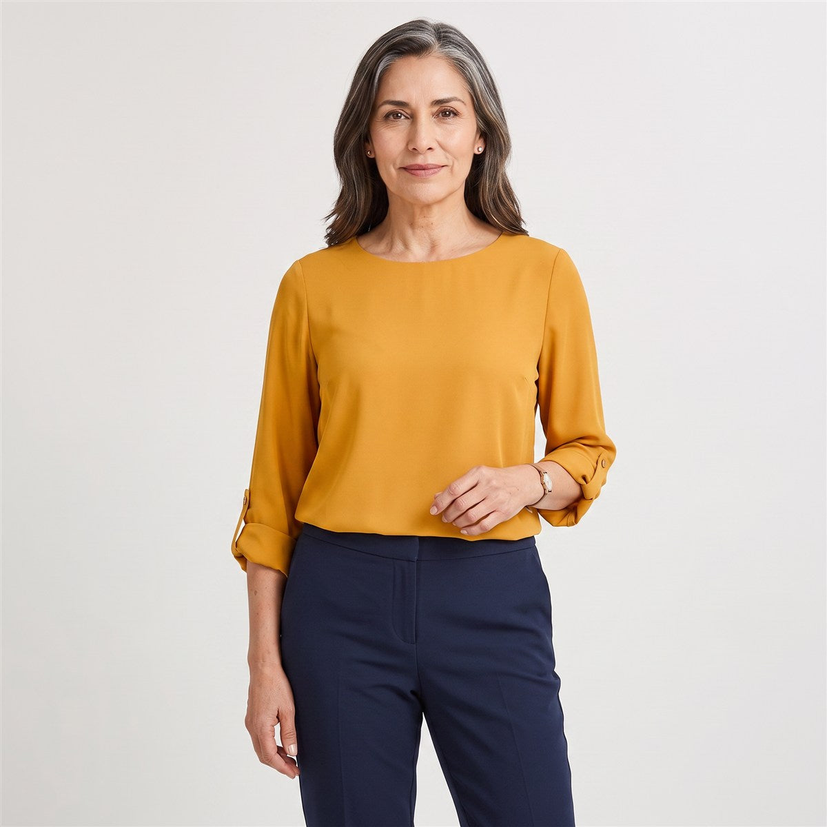 Blusa Lisa Escote Redondo Manga Roll Up Mostaza en modelo adulta