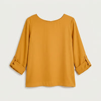 Blusa Lisa Escote Redondo Manga Roll Up Mostaza en plano