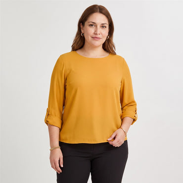Blusa Lisa Escote Redondo Manga Roll Up Mostaza en modelo plus size