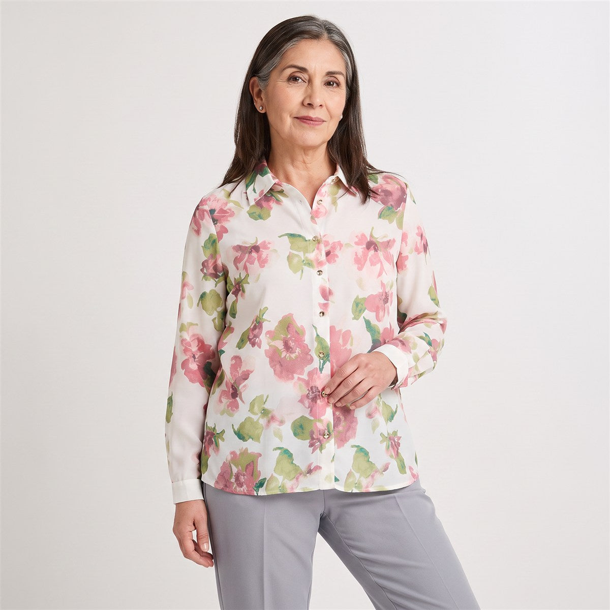 Blusa Manga Larga con Botones Rosado en modelo adulta