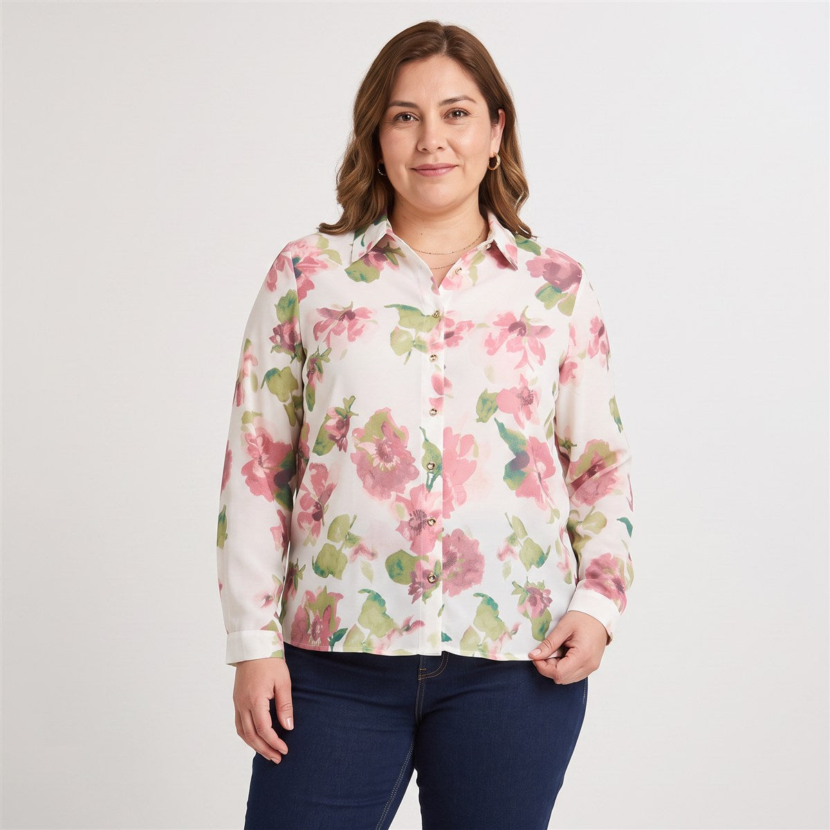 Blusa Manga Larga con Botones Rosado en modelo plus size