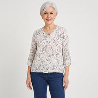 Blusa Manga Larga Escote V Estampada Blanco en modelo adulta
