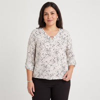 Blusa Manga Larga Escote V Estampada Blanco en modelo plus size