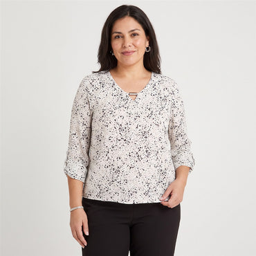 Blusa Manga Larga Escote V Estampada Blanco en modelo plus size