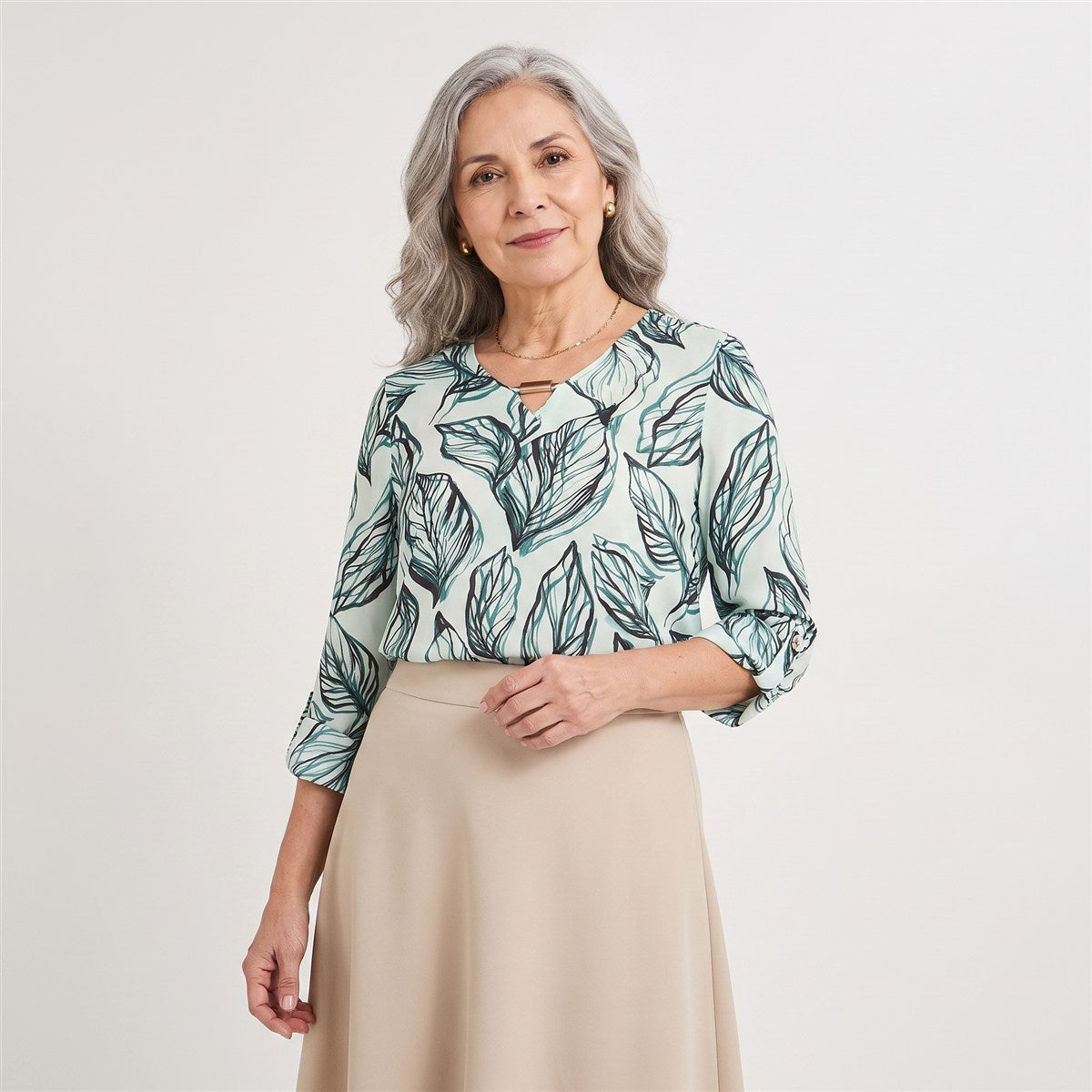 Blusa Manga Larga Escote V Estampada Verde en modelo adulta