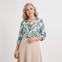 Blusa Manga Larga Escote V Estampada Verde en modelo adulta