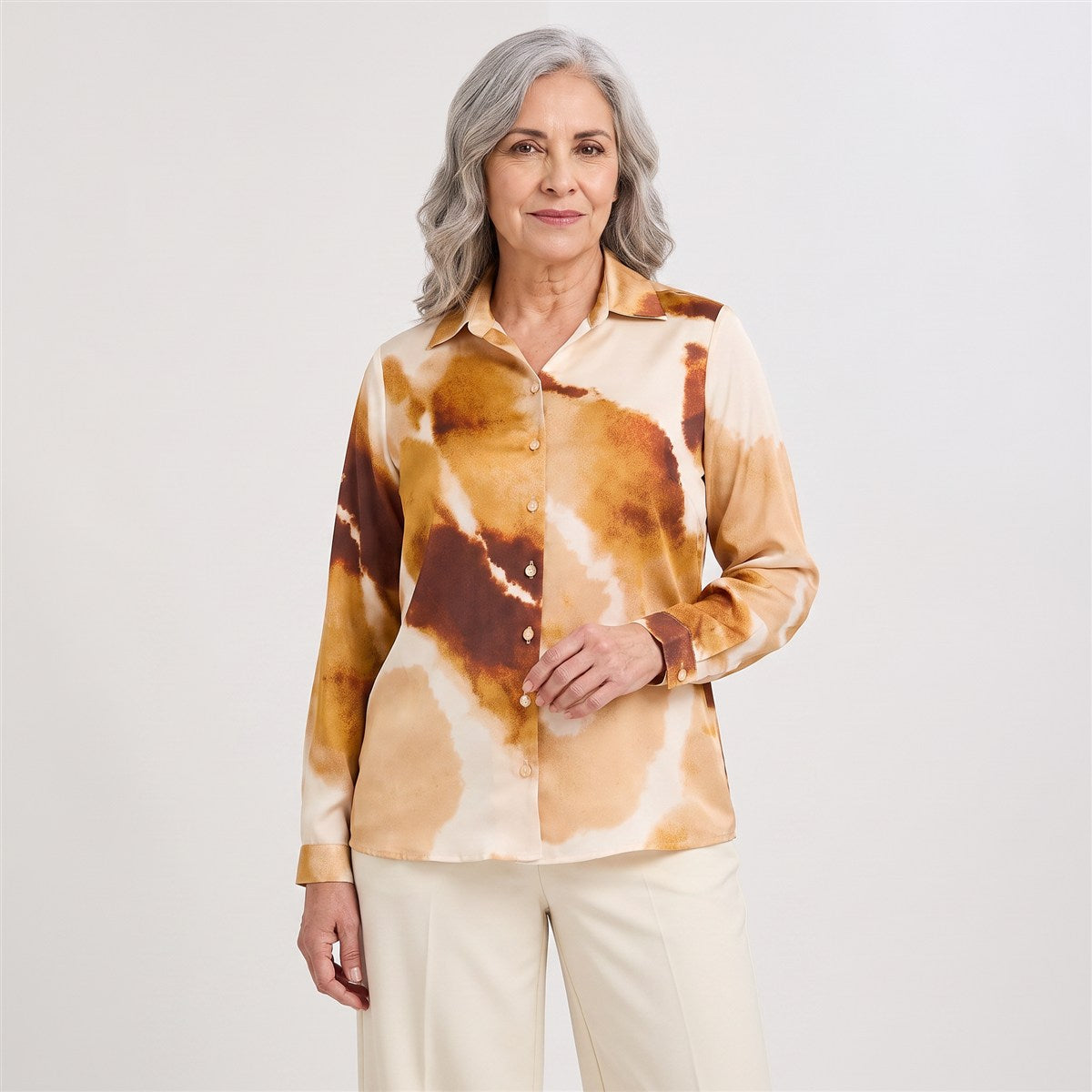 Blusa Manga Larga de Satin con Botones Estampada Terracota en modelo adulta