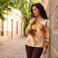 Blusa Manga Larga de Satin con Botones Estampada Terracota lifestyle