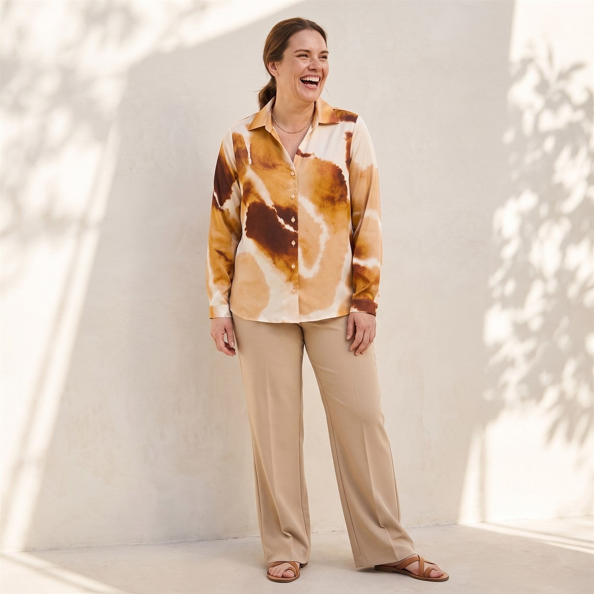 Blusa Manga Larga de Satin con Botones Estampada Terracota lifestyle