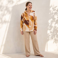 Blusa Manga Larga de Satin con Botones Estampada Terracota lifestyle