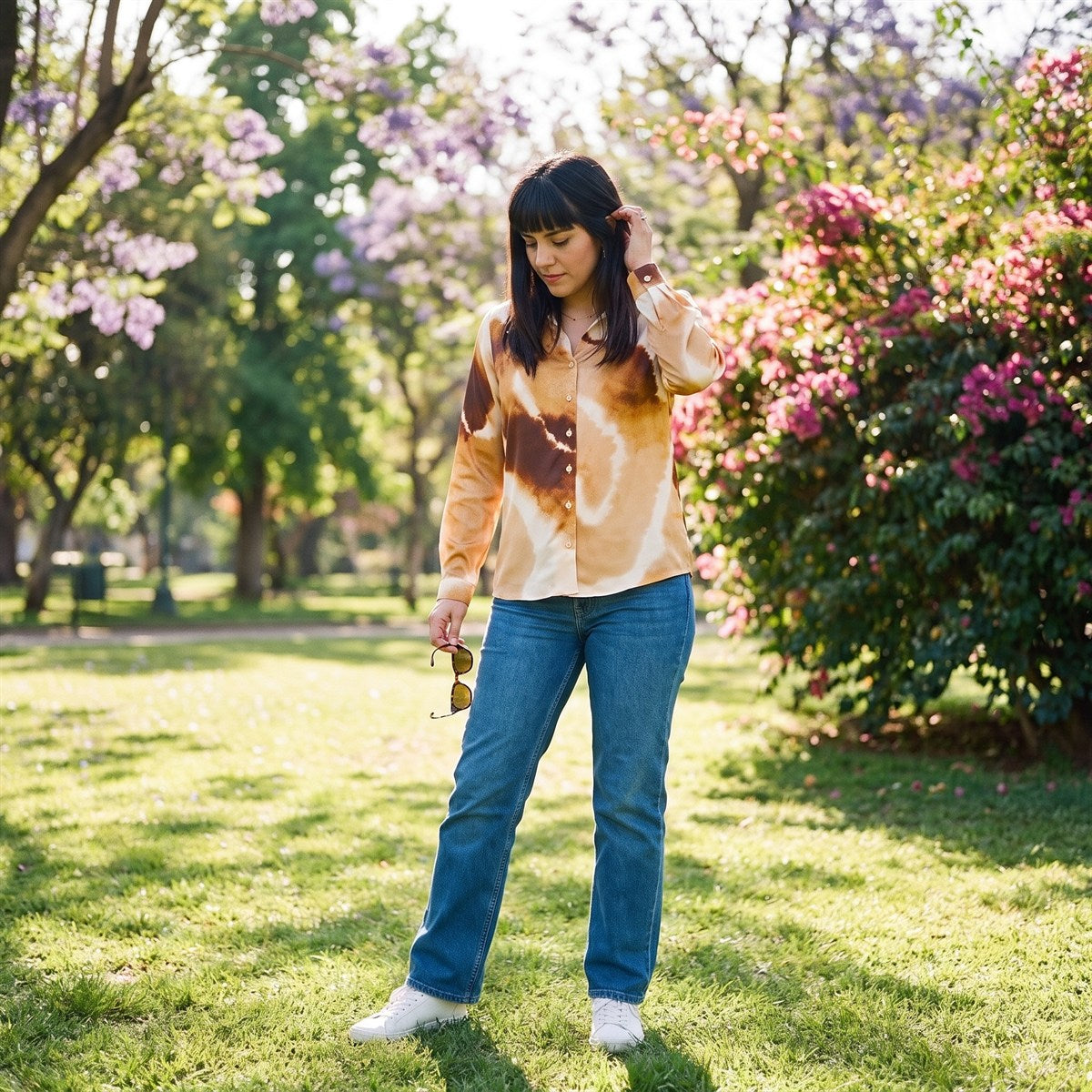 Blusa Manga Larga de Satin con Botones Estampada Terracota lifestyle