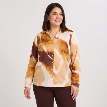 Blusa Manga Larga de Satin con Botones Estampada Terracota en modelo plus size